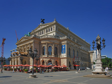 Fotos Alte Oper mit Schirmen