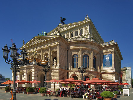 Fotos Alte Oper mit Schirmen