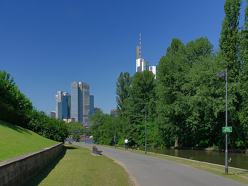 Foto Commerzbank neben Eurotower