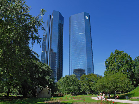 Foto Deutsche Bank mit Weg