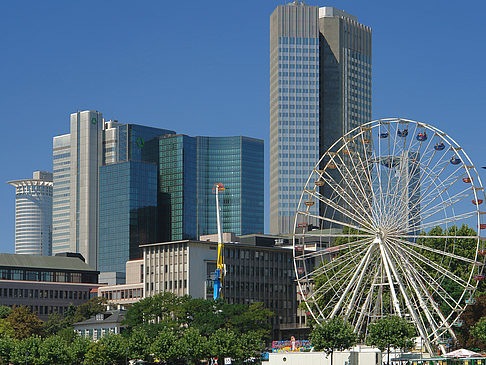 Eurotower und dresdener Bank mit riesenrad