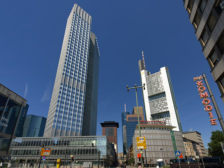 Eurotower hinter Schauspiel Frankfurt Fotos