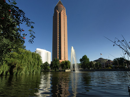 Messeturm mit Ludwig-Erhard-Anlage