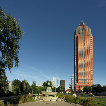 Messeturm hinter Merkurbrunnen