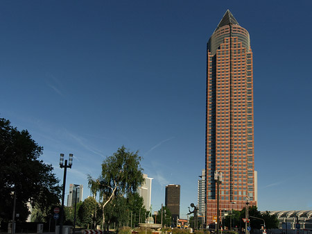 Messeturm mit Ludwig-Erhard-Anlage