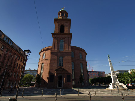 Paulskirche mit Statue Foto 