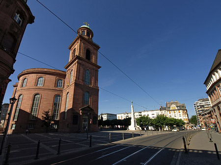 Paulskirche mit Straße