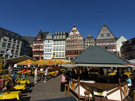 Römer mit Schirmen Fotos