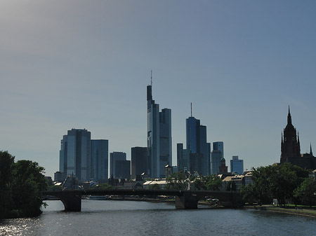 Fotos Skyline von Frankfurt hinter Alter Brücke | Frankfurt am Main