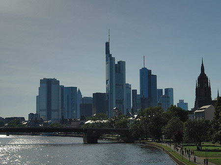 Skyline von Frankfurt hinter Alter Brücke