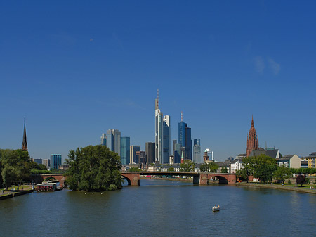 Skyline von Frankfurt mit Alter Brücke