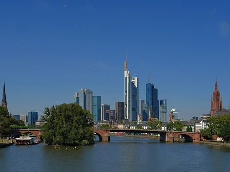 Skyline von Frankfurt mit Alter Brücke Fotos