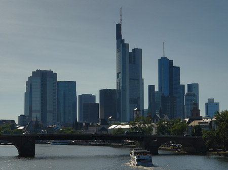 Skyline von Frankfurt mit Alter Brücke Fotos