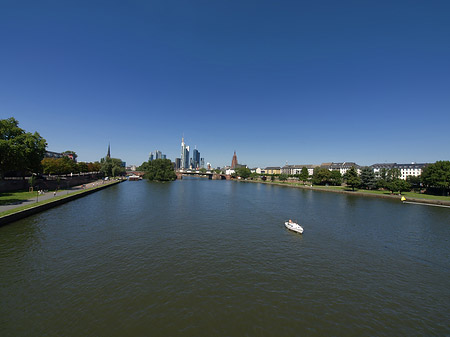 Fotos Skyline von Frankfurt mit Boot