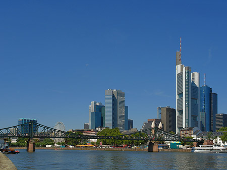 Skyline von Frankfurt mit eisernem Steg Foto 