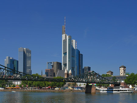 Foto Skyline von Frankfurt mit eisernem Steg - Frankfurt am Main