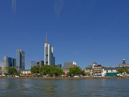 Skyline von Frankfurt mit Riesenrad Foto 