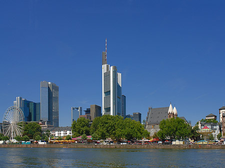 Skyline von Frankfurt mit Riesenrad Fotos