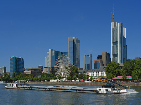 Skyline von Frankfurt mit Schiff Fotos