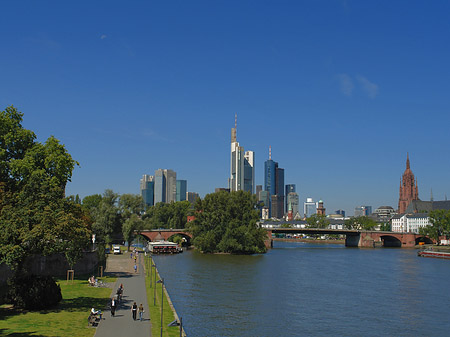 Skyline von Frankfurt mit Ufer