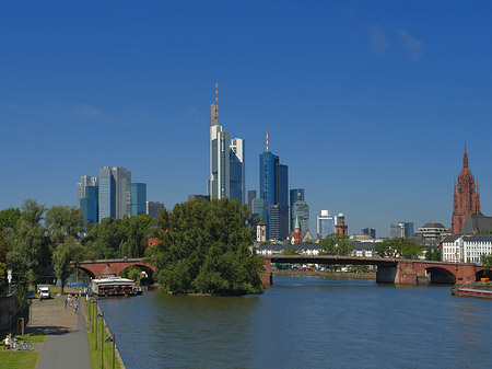 Skyline von Frankfurt mit Ufer Foto 