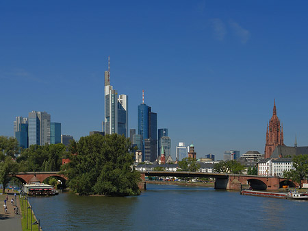 Skyline von Frankfurt mit Ufer Foto 