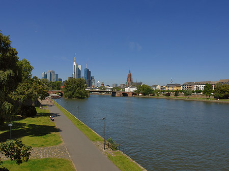 Skyline von Frankfurt mit Ufer Foto 