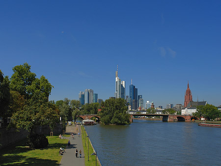 Foto Skyline von Frankfurt mit Ufer