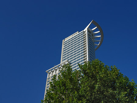 Westendtower mit Baum Foto 