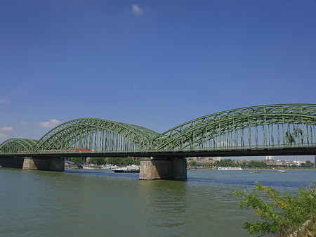 Foto Hohenzollernbrücke mit Zug - Köln