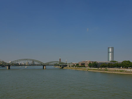 Fotos Hohenzollernbrücke führt zum Kennedyufer