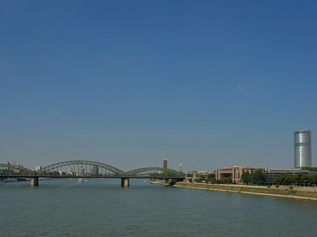 Foto Hohenzollernbrücke führt zum Kennedyufer - Köln