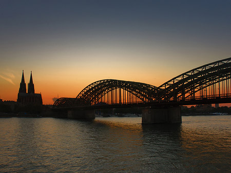 Kölner Dom hinter der Hohenzollernbrücke Foto 