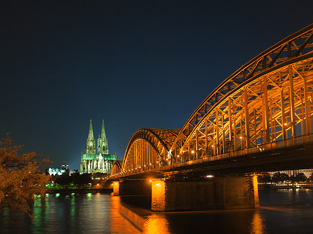 Kölner Dom hinter der Hohenzollernbrücke Fotos