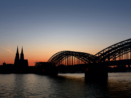 Kölner Dom hinter der Hohenzollernbrücke Fotos