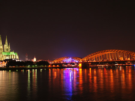 Fotos Kölner Dom hinter der Hohenzollernbrücke | Köln