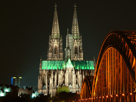 Kölner Dom hinter der Hohenzollernbrücke Fotos