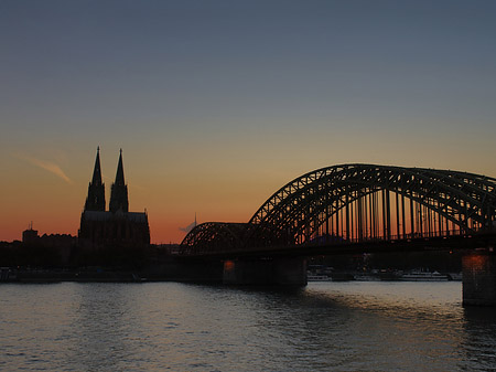 Foto Kölner Dom hinter der Hohenzollernbrücke