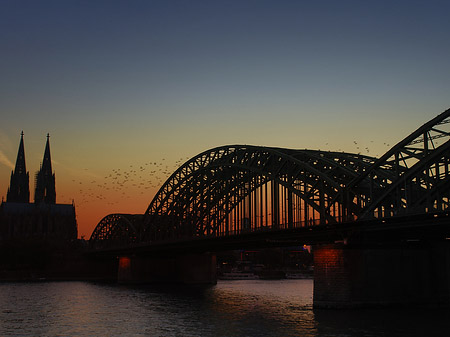 Kölner Dom hinter der Hohenzollernbrücke Fotos