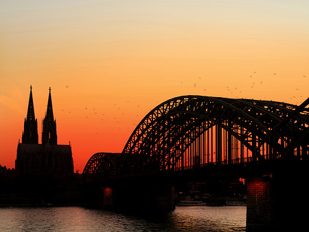 Foto Kölner Dom hinter der Hohenzollernbrücke