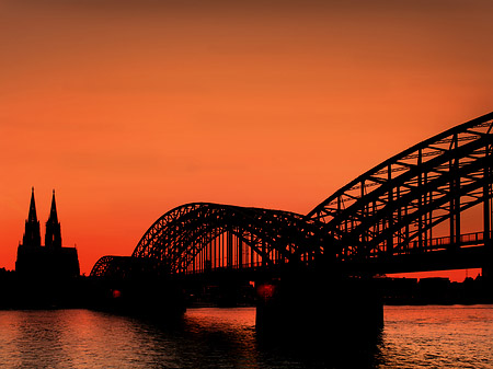 Fotos Kölner Dom hinter der Hohenzollernbrücke