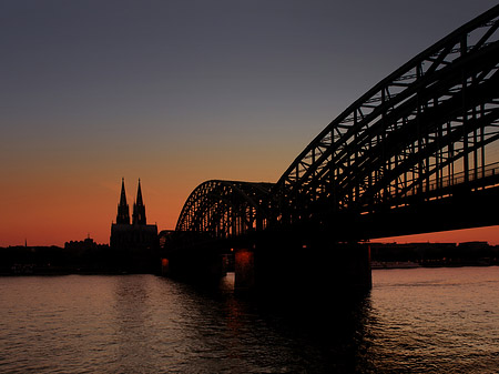 Foto Kölner Dom hinter der Hohenzollernbrücke - Köln