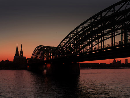 Foto Kölner Dom hinter der Hohenzollernbrücke