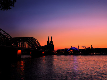 Kölner Dom hinter der Hohenzollernbrücke Foto 