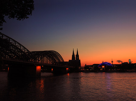 Fotos Kölner Dom hinter der Hohenzollernbrücke