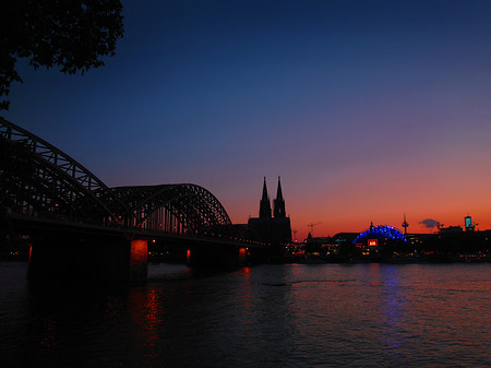 Foto Kölner Dom hinter der Hohenzollernbrücke - Köln