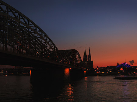 Kölner Dom hinter der Hohenzollernbrücke Foto 