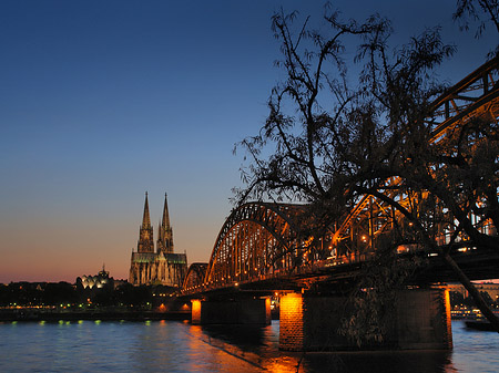 Foto Kölner Dom hinter der Hohenzollernbrücke