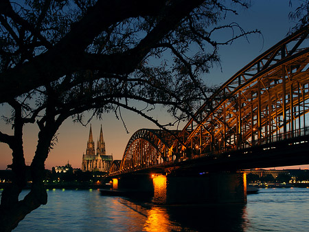 Foto Kölner Dom hinter der Hohenzollernbrücke