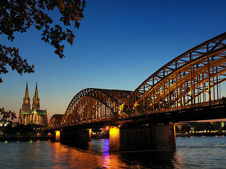 Fotos Kölner Dom hinter der Hohenzollernbrücke